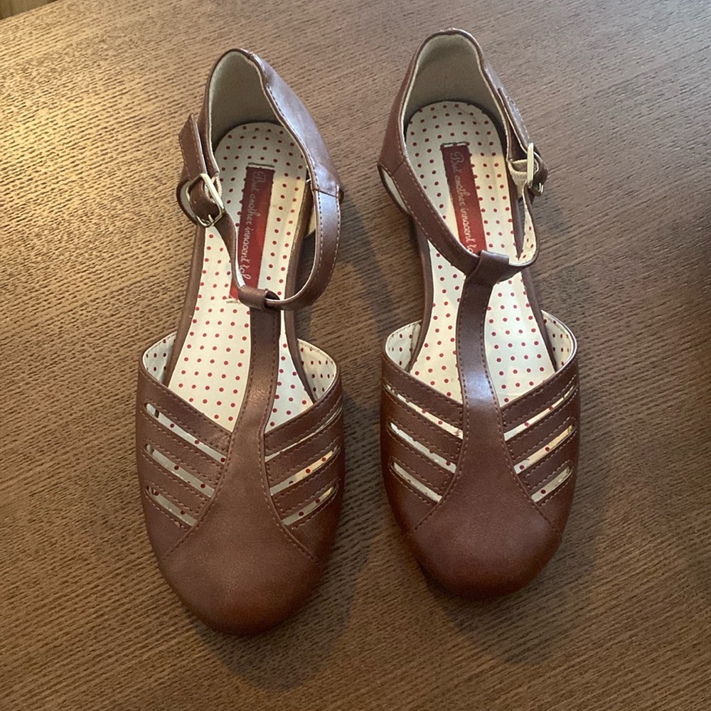 T strap bait footwear  flats